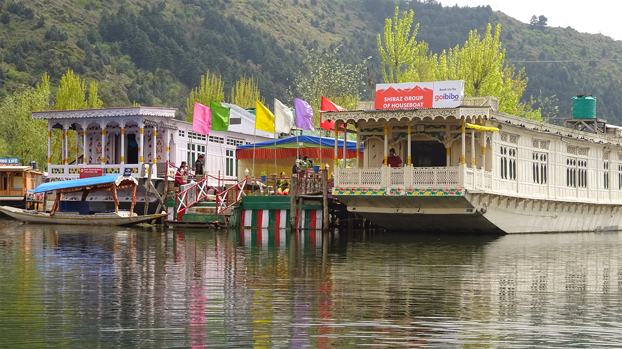 SIRAZ HOUSE BOAT, SRINAGAR